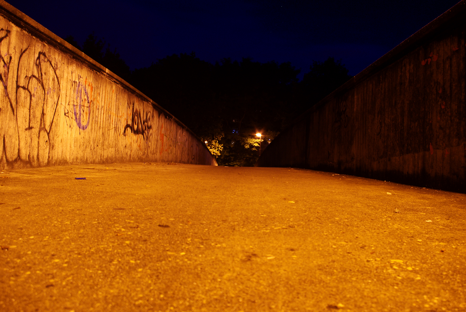 Fußgänger-Brücke über Flughafenstraße