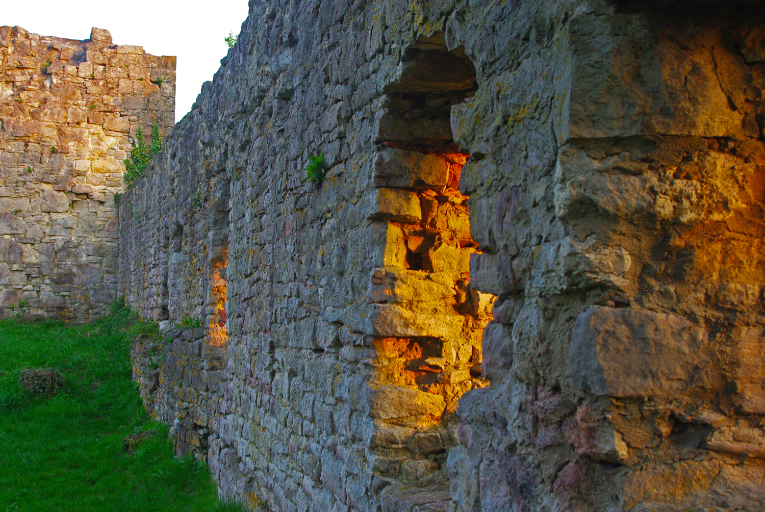 Vom Sonnenuntergang beleuchtete Fenster der Burgruine Homburg