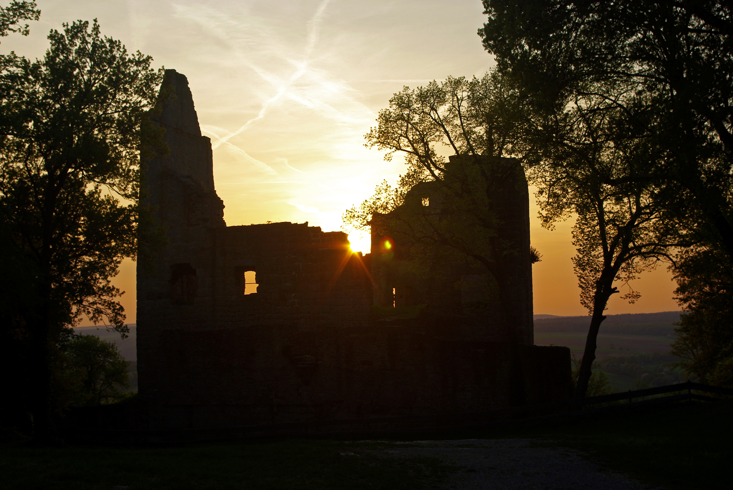 Sonnenuntergang mit Burgruine