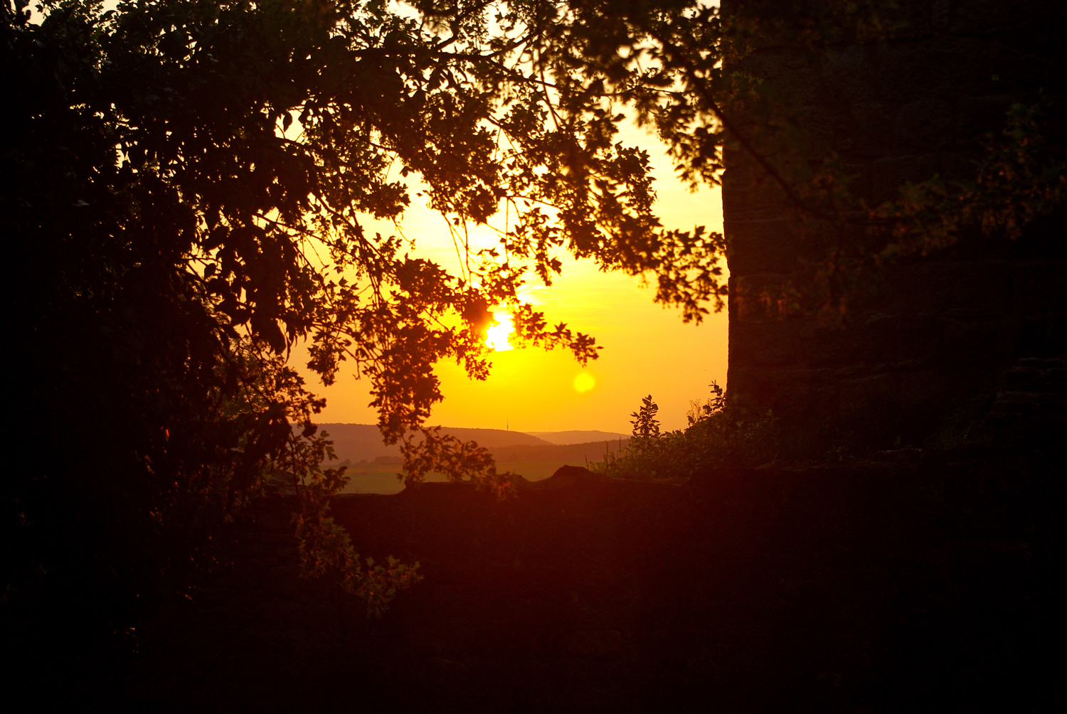 Sonnenuntergang mit Burgruine