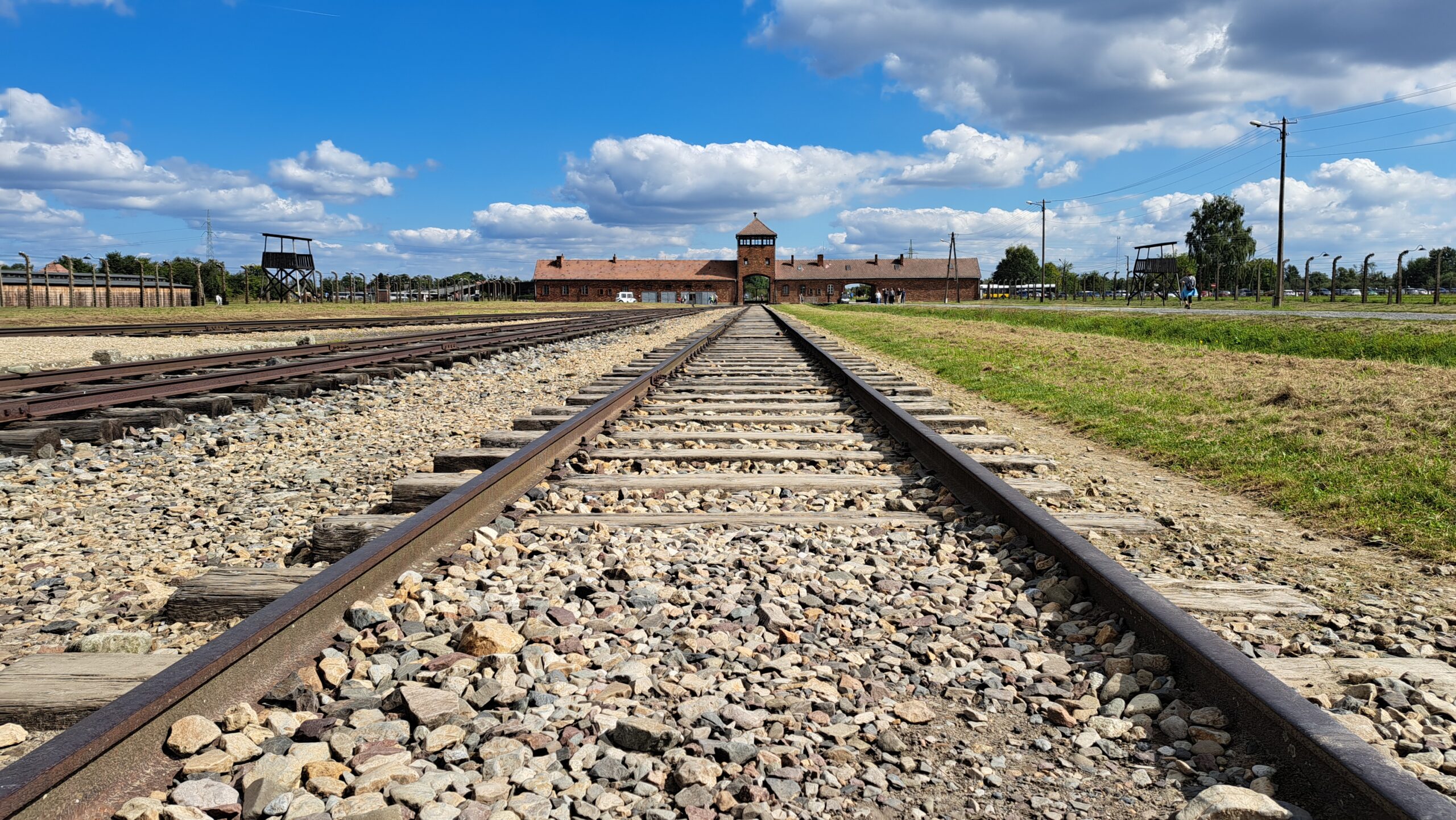 Gleise im Vernichtungslager Birkenau führen zum Haupttor des Lagers.