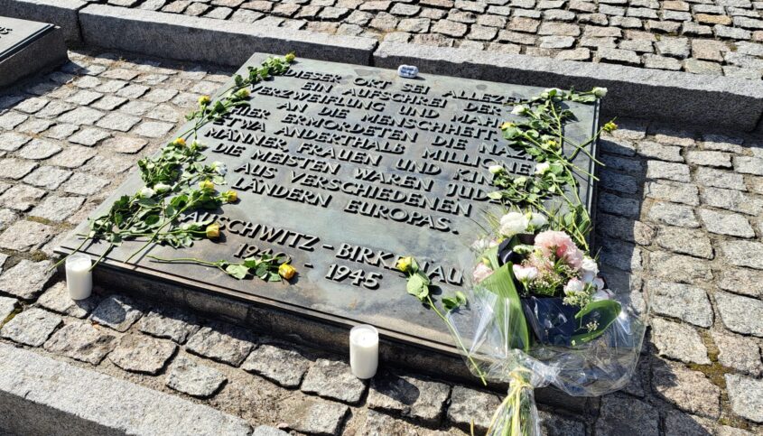 Gedenktafel am Mahnmal im Vernichtungslager Birkenau.